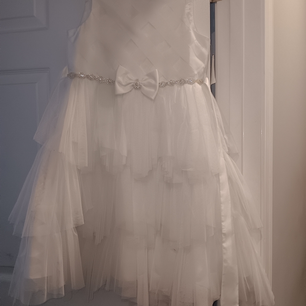 White dress with bow and Jewish design